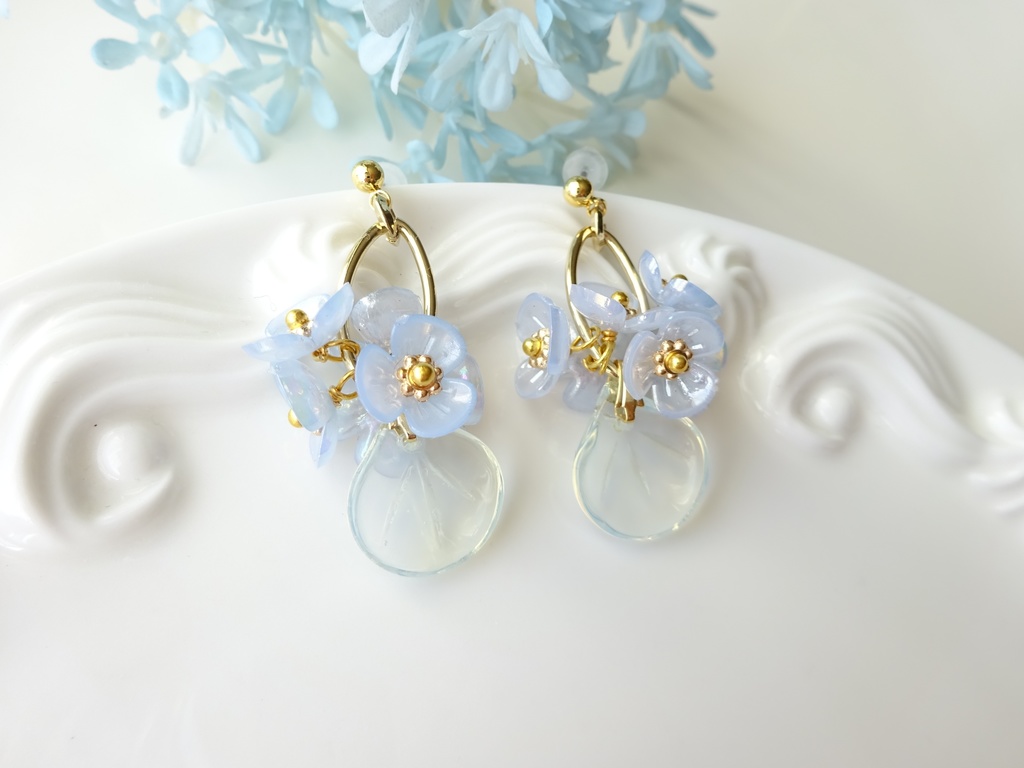 ミストブルーペタル・ピアス(イヤリングOK)