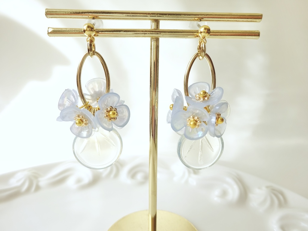 ミストブルーペタル・ピアス(イヤリングOK)