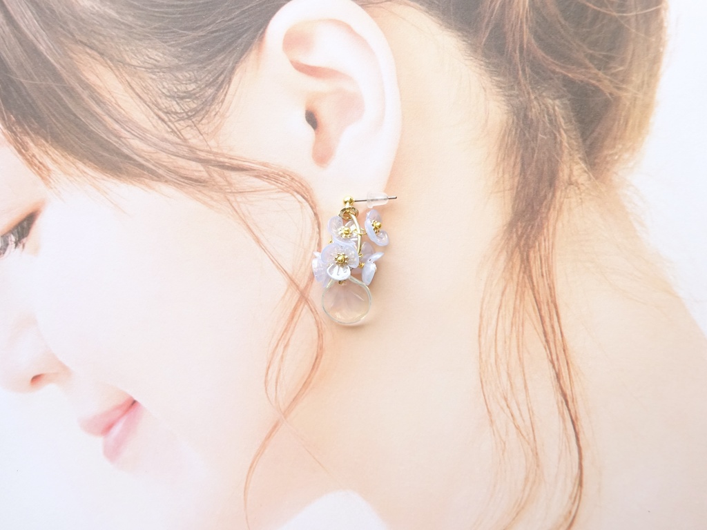 ミストブルーペタル・ピアス(イヤリングOK)