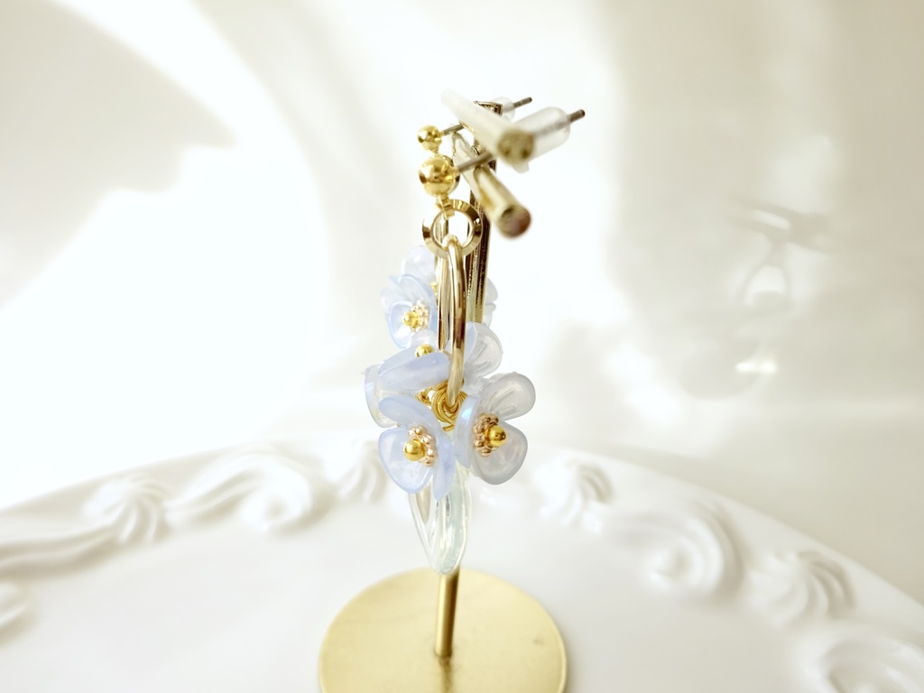 ミストブルーペタル・ピアス(イヤリングOK)