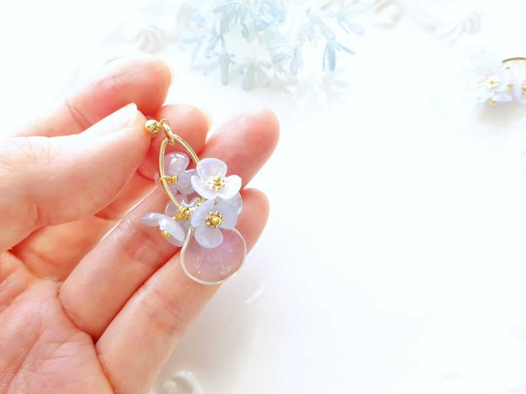 ミストブルーペタル・ピアス(イヤリングOK)