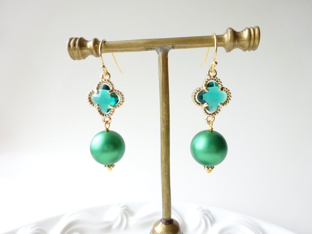 グリーンクローバーのピアス(イヤリングOK)