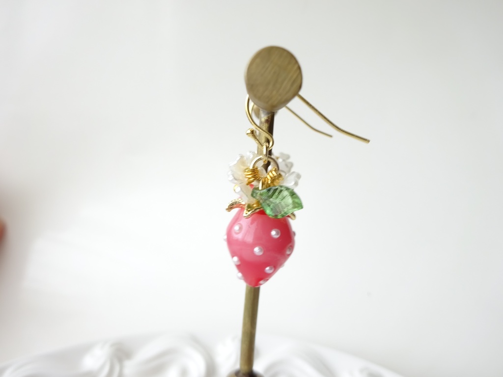 甘苺ピアス・レッドマーブル(イヤリングOK)