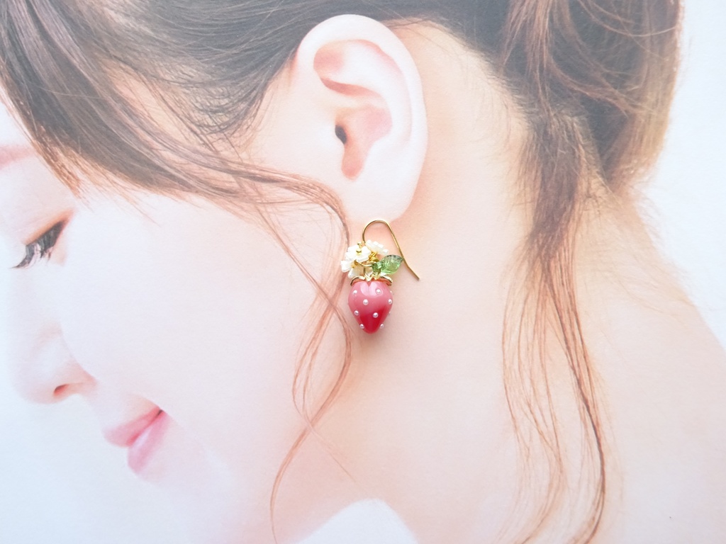 甘苺ピアス・レッドマーブル(イヤリングOK)