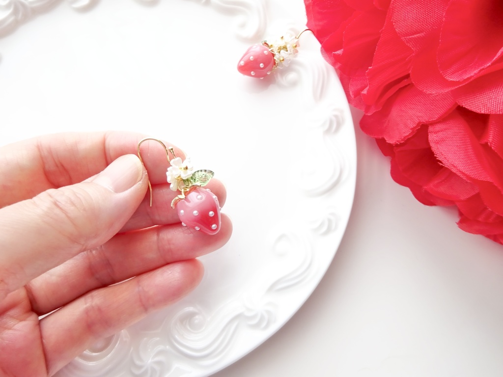 甘苺ピアス・レッドマーブル(イヤリングOK)