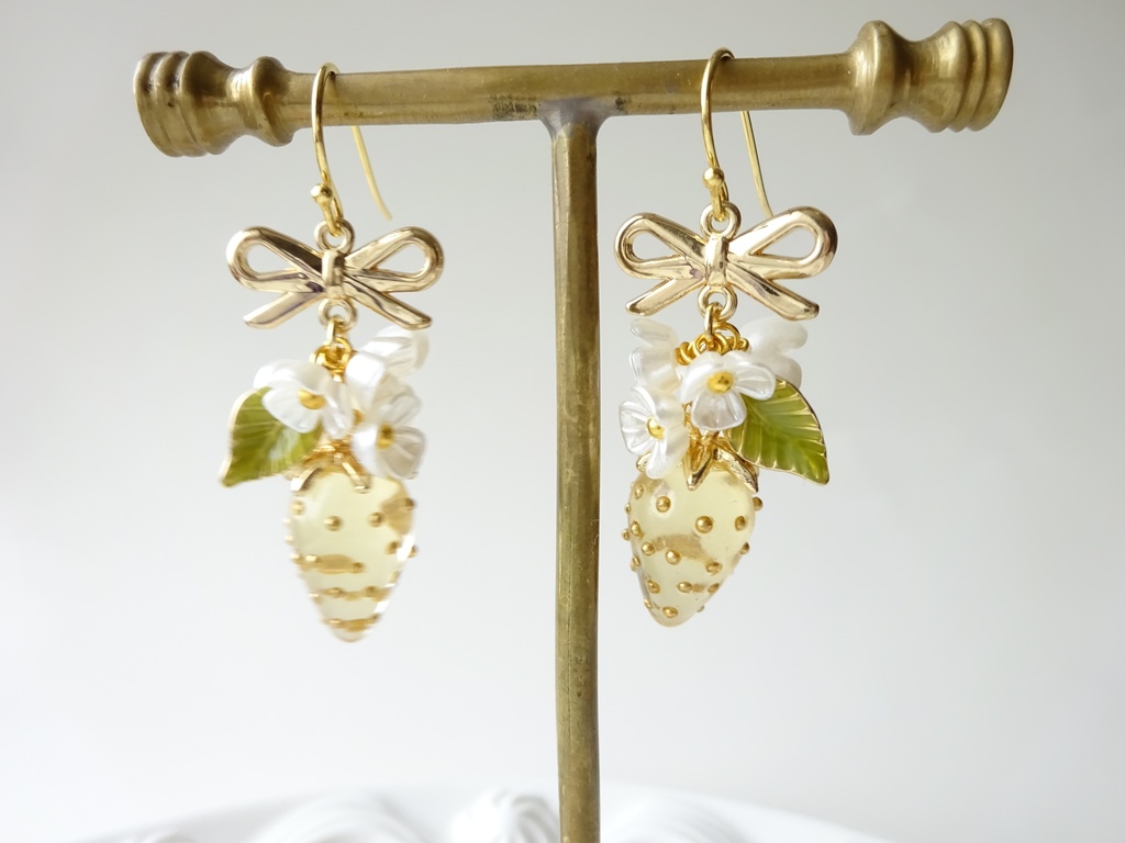 ワイルドストロベリーピアス・黄色(イヤリングOK)