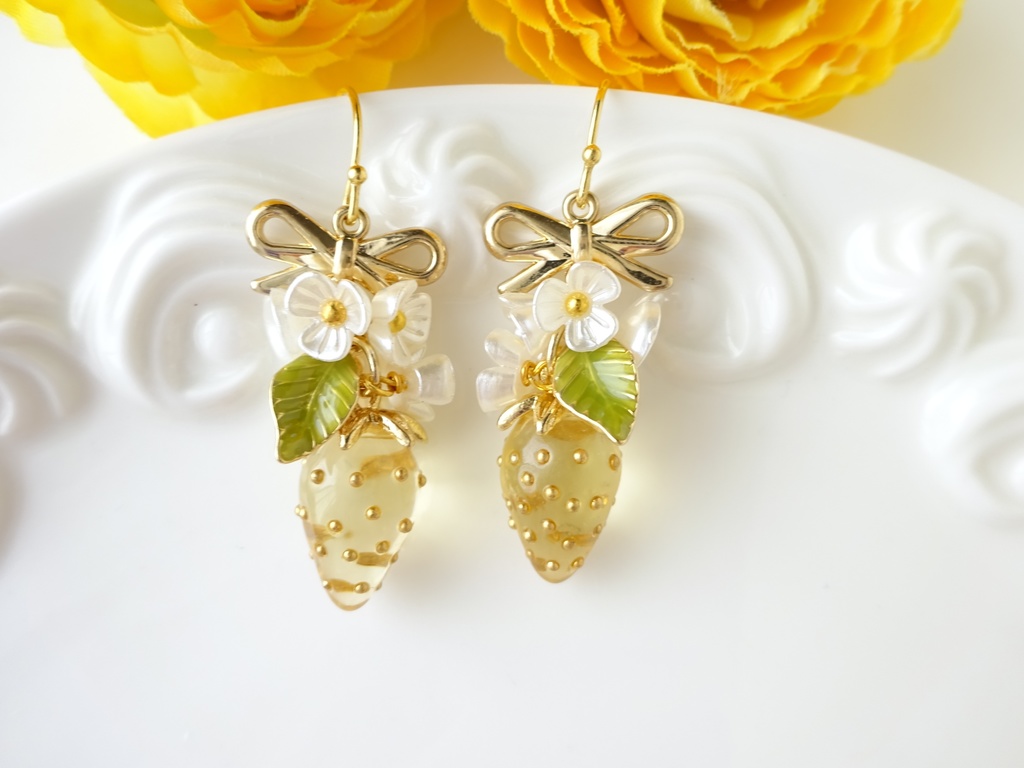 ワイルドストロベリーピアス・黄色(イヤリングOK)