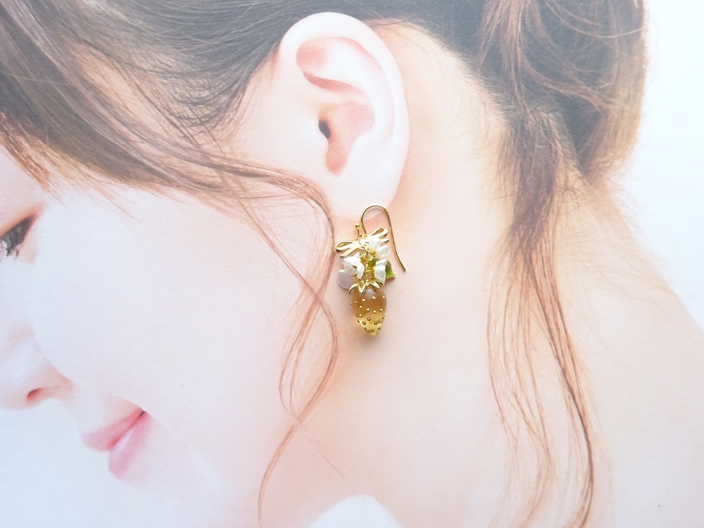ワイルドストロベリーピアス・黄色(イヤリングOK)