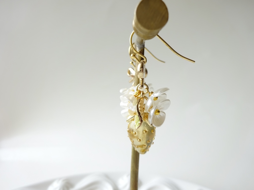 ワイルドストロベリーピアス・黄色(イヤリングOK)