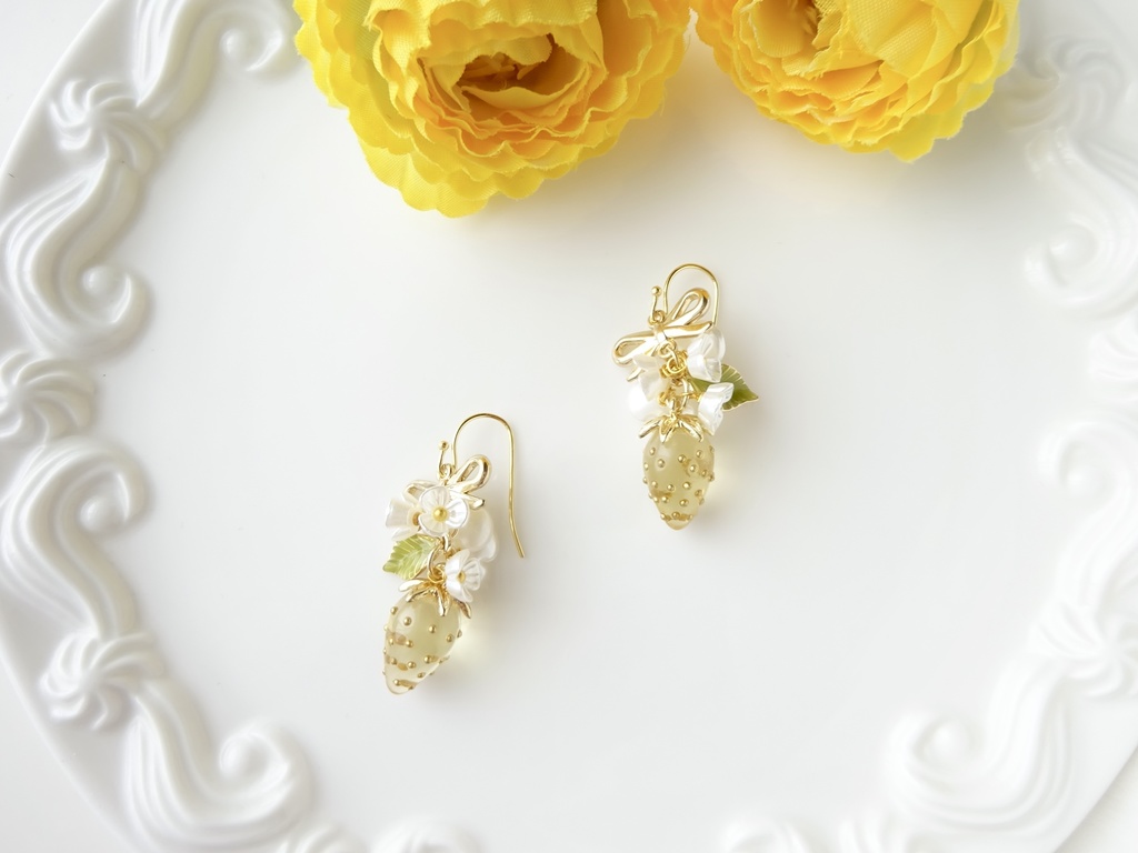 ワイルドストロベリーピアス・黄色(イヤリングOK)