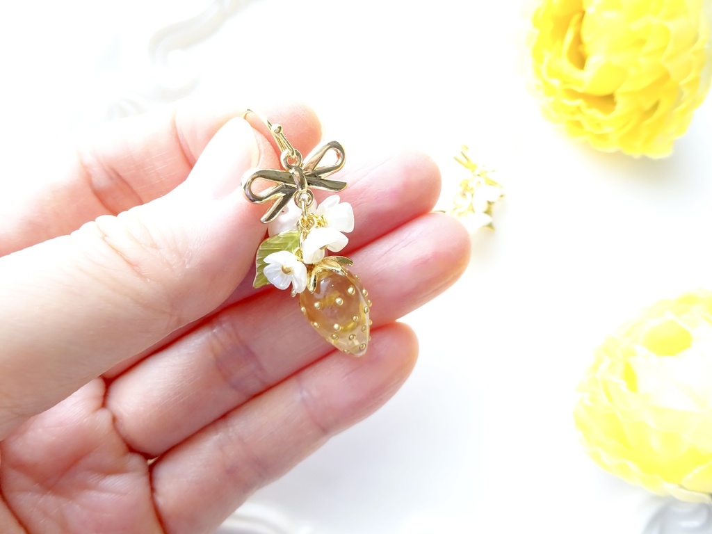 ワイルドストロベリーピアス・黄色(イヤリングOK)