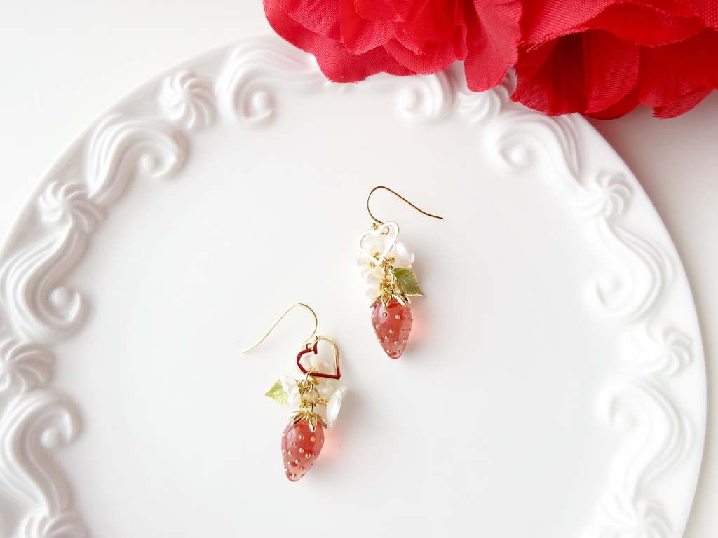 ワイルドストロベリーピアス 赤(イヤリングOK)
