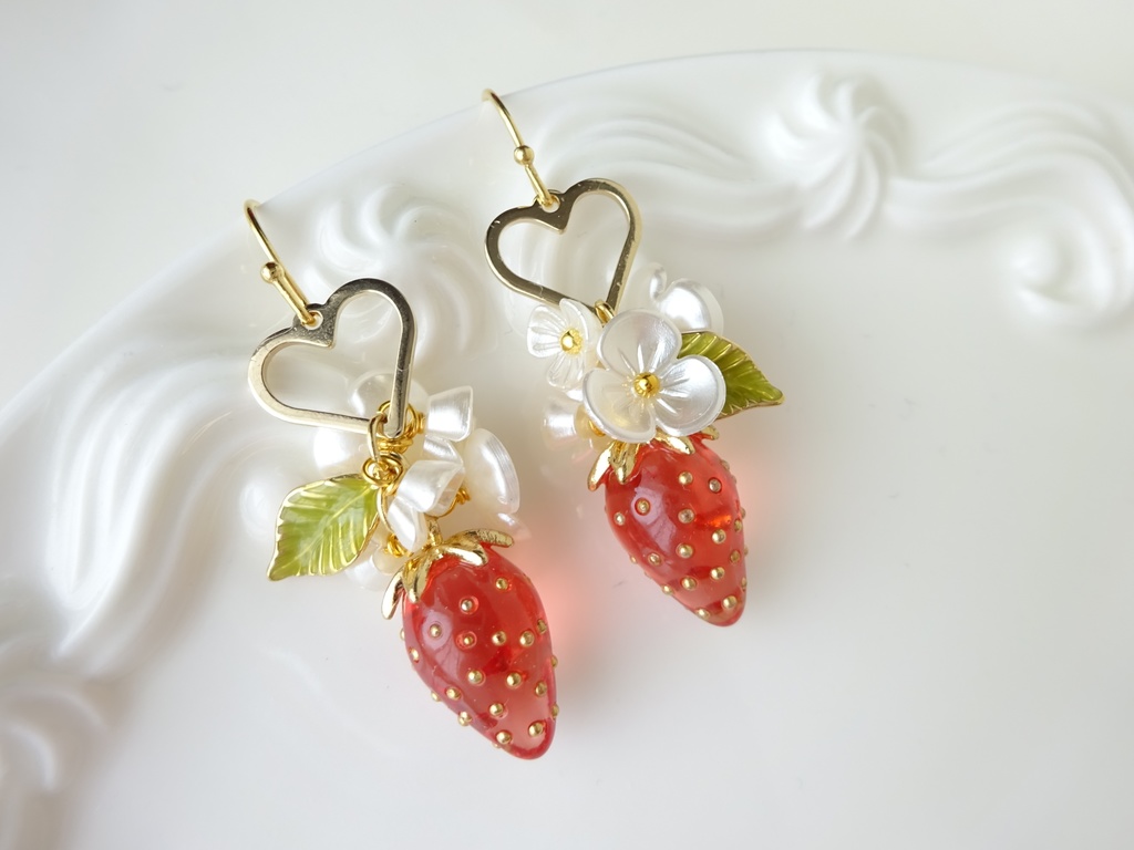 ワイルドストロベリーピアス 赤(イヤリングOK)