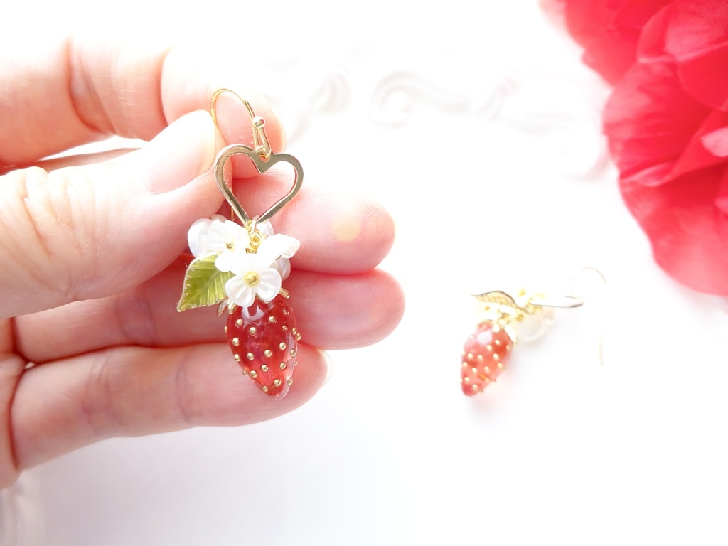 ワイルドストロベリーピアス 赤(イヤリングOK)