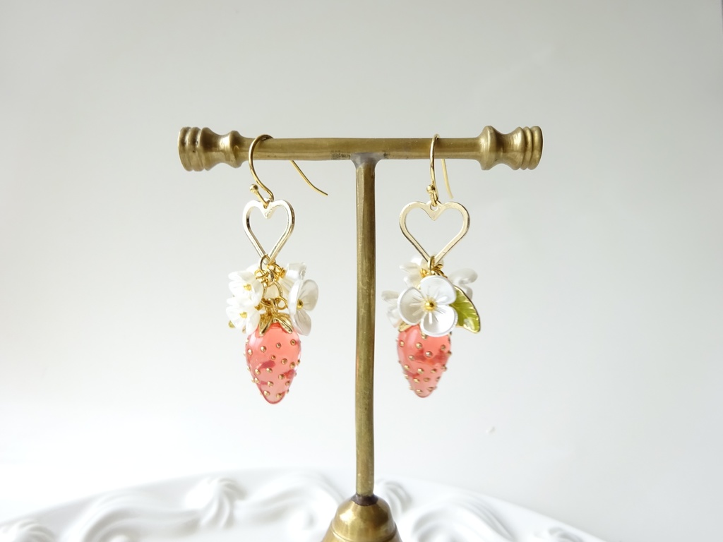 ワイルドストロベリーピアス 赤(イヤリングOK)