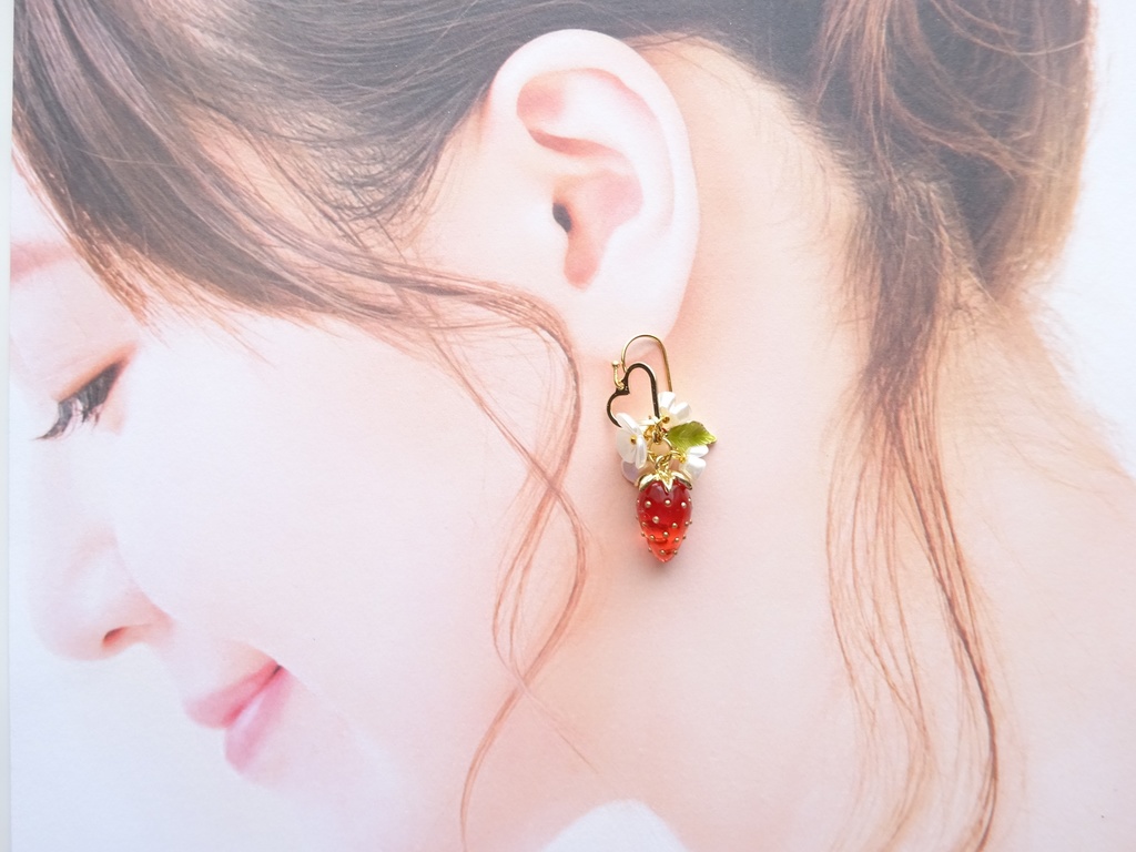 ワイルドストロベリーピアス 赤(イヤリングOK)