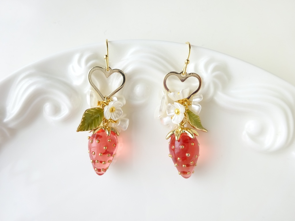 ワイルドストロベリーピアス 赤(イヤリングOK)