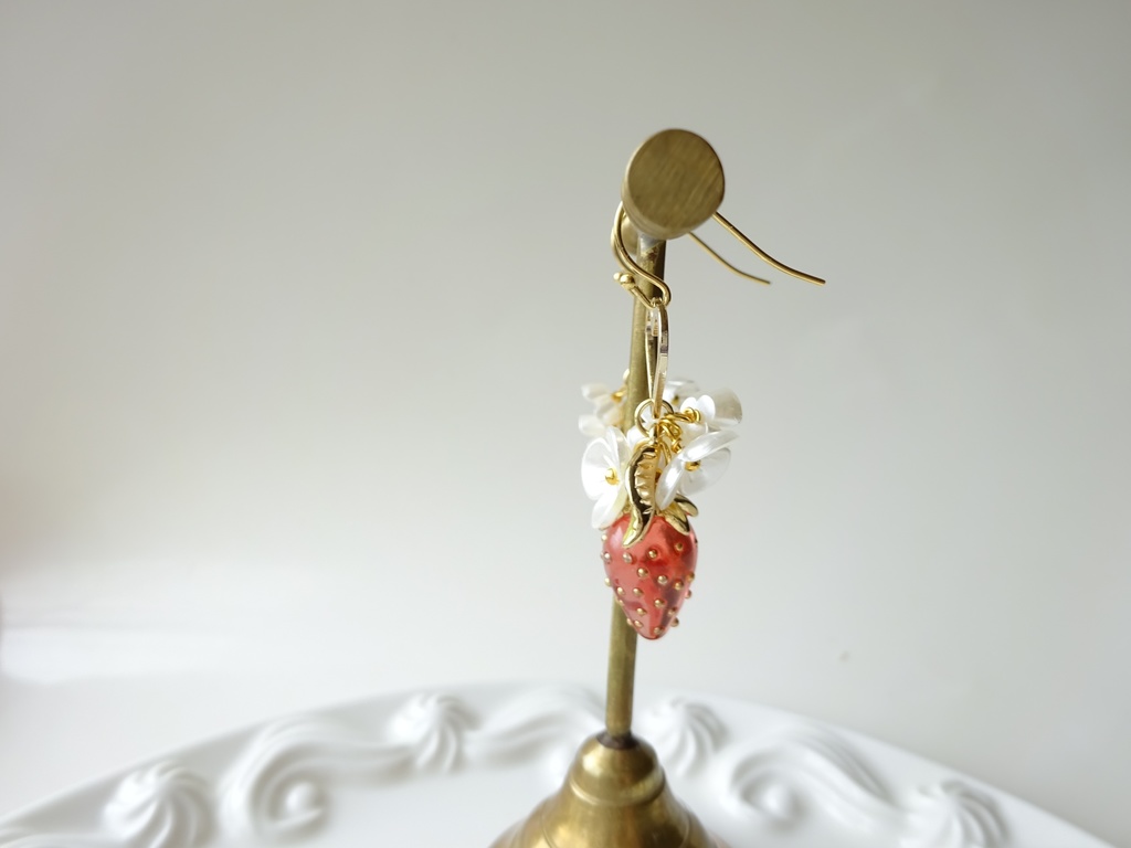 ワイルドストロベリーピアス 赤(イヤリングOK)