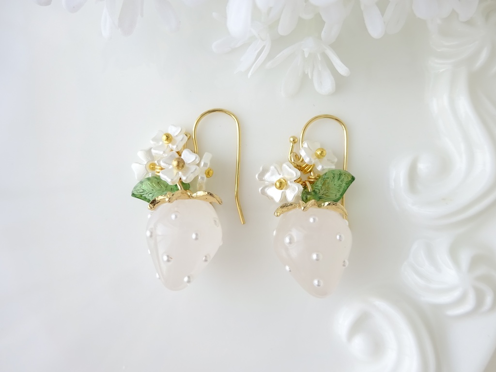 甘苺ピアス・ミルキーホワイト×ホワイトの花(イヤリングOK)