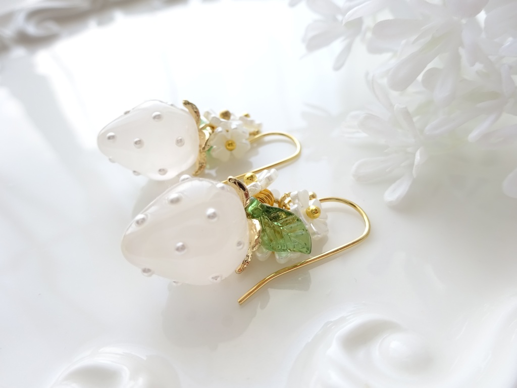 甘苺ピアス・ミルキーホワイト×ホワイトの花(イヤリングOK)