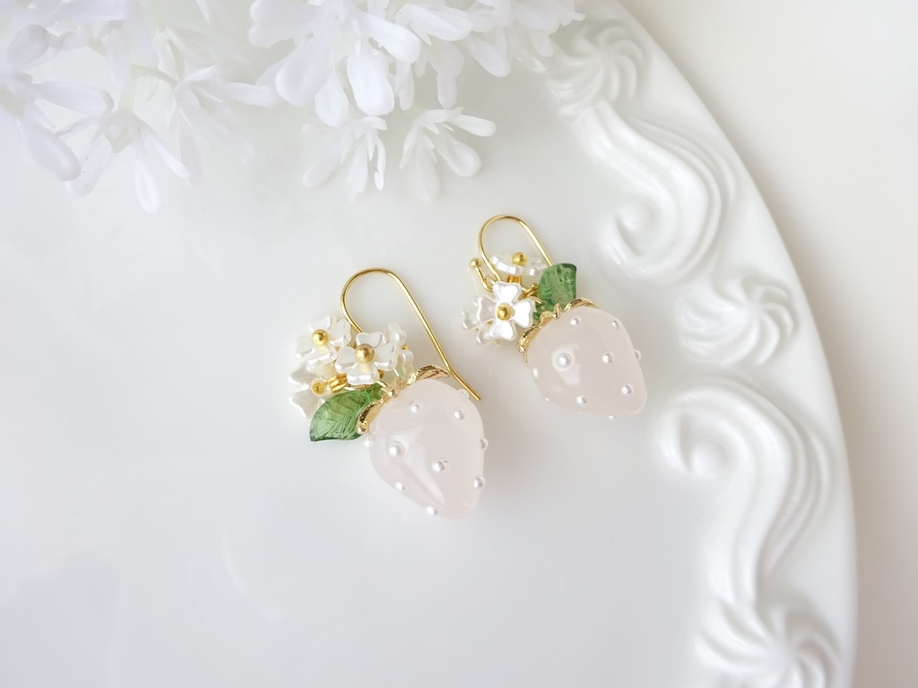 甘苺ピアス・ミルキーホワイト×ホワイトの花(イヤリングOK)