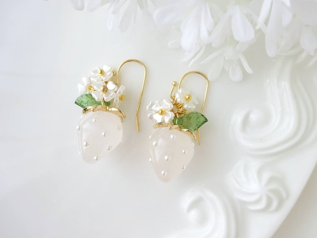 甘苺ピアス・ミルキーホワイト×ホワイトの花(イヤリングOK)