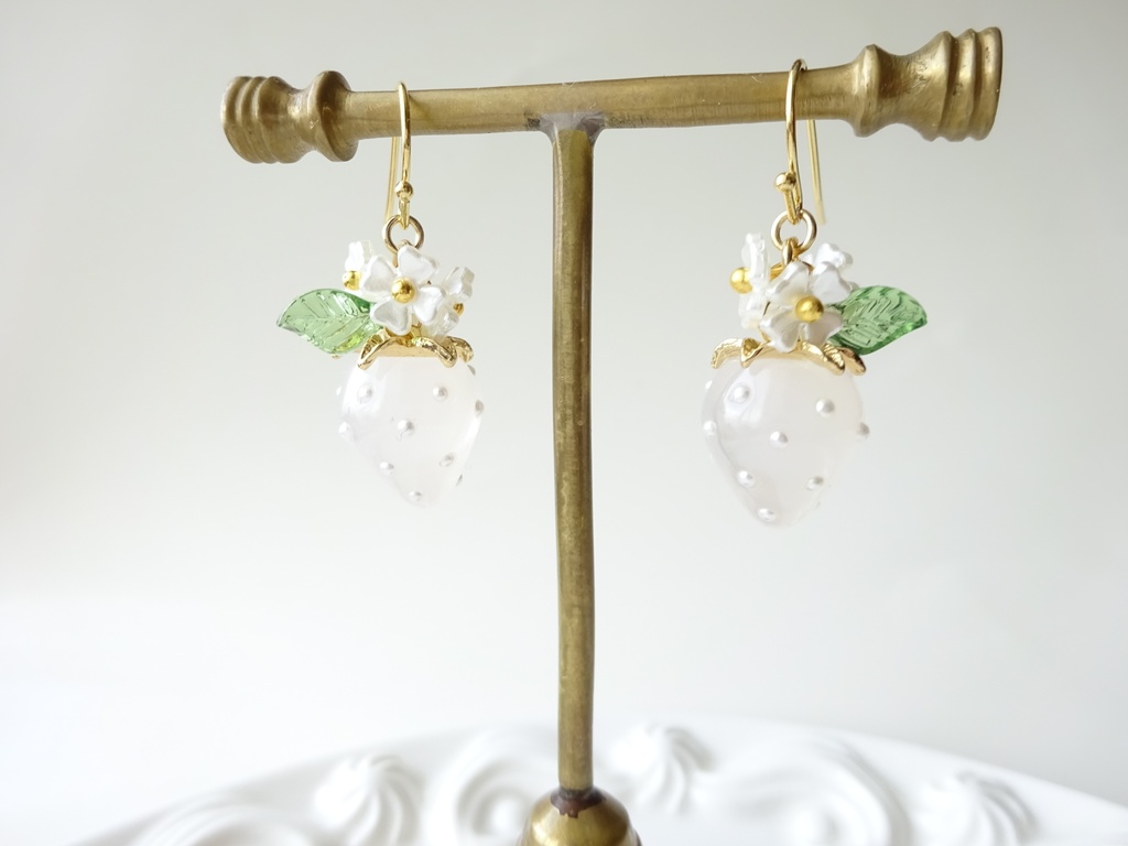 甘苺ピアス・ミルキーホワイト×ホワイトの花(イヤリングOK)