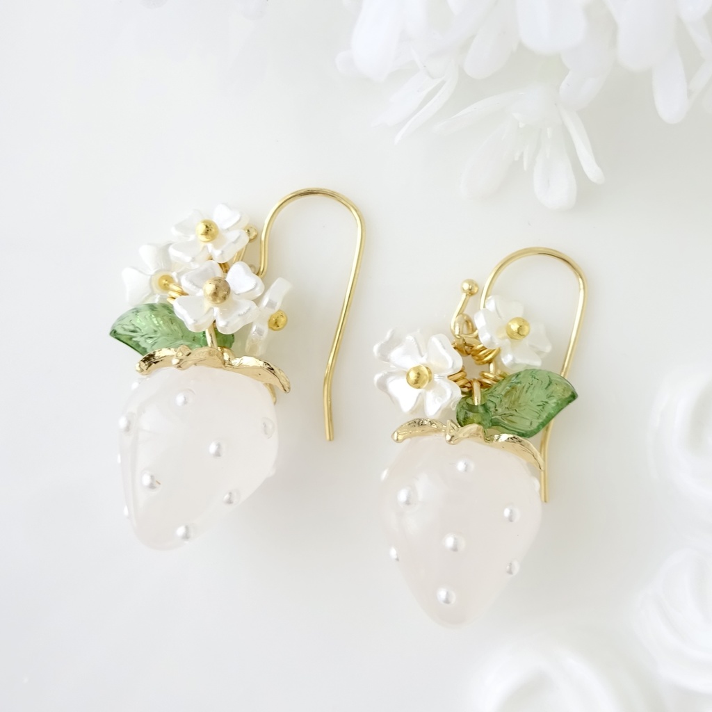 甘苺ピアス・ミルキーホワイト×ホワイトの花