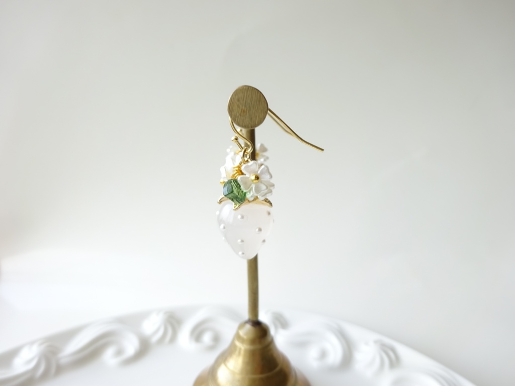 甘苺ピアス・ミルキーホワイト×ホワイトの花(イヤリングOK)