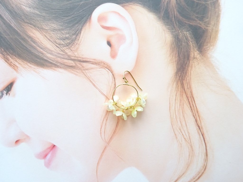 花ゆらピアス・菜の花・オーロラミルキーイエロー(イヤリングOK)