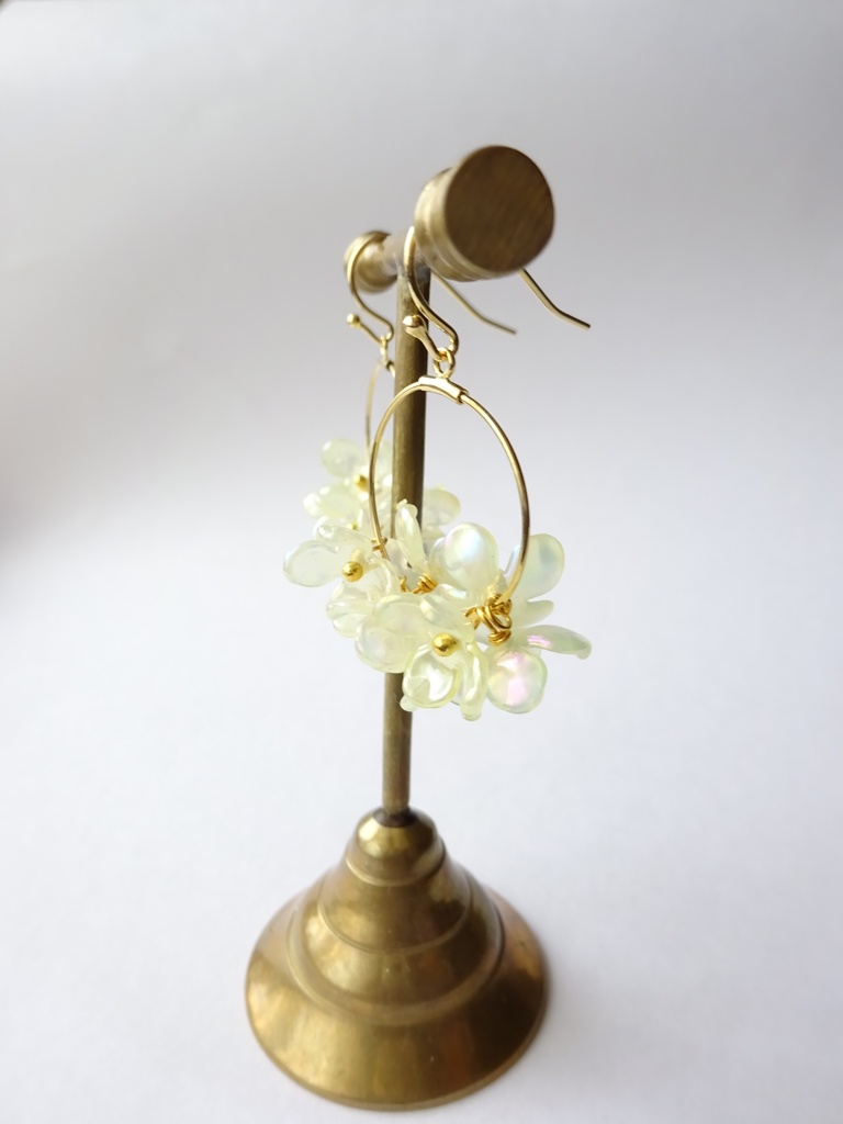 花ゆらピアス・菜の花・オーロラミルキーイエロー(イヤリングOK)