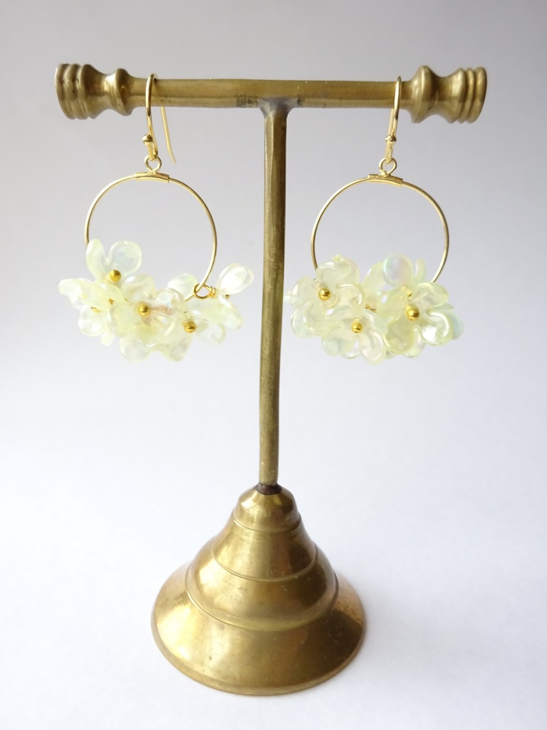 花ゆらピアス・菜の花・オーロラミルキーイエロー(イヤリングOK)