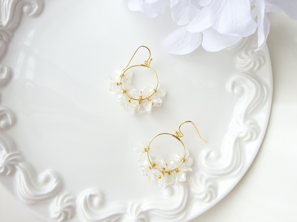 花ゆらピアス・オーロラミルキーホワイト 紫陽花(イヤリングOK)