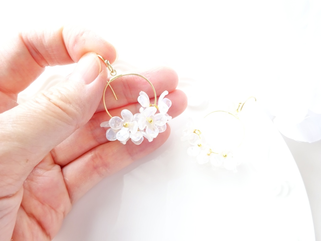 花ゆらピアス・オーロラミルキーホワイト 紫陽花(イヤリングOK)