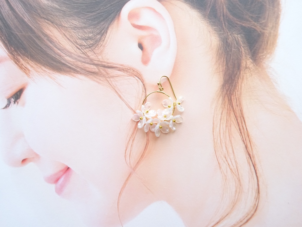 花ゆらピアス・オーロラミルキーホワイト 紫陽花(イヤリングOK)