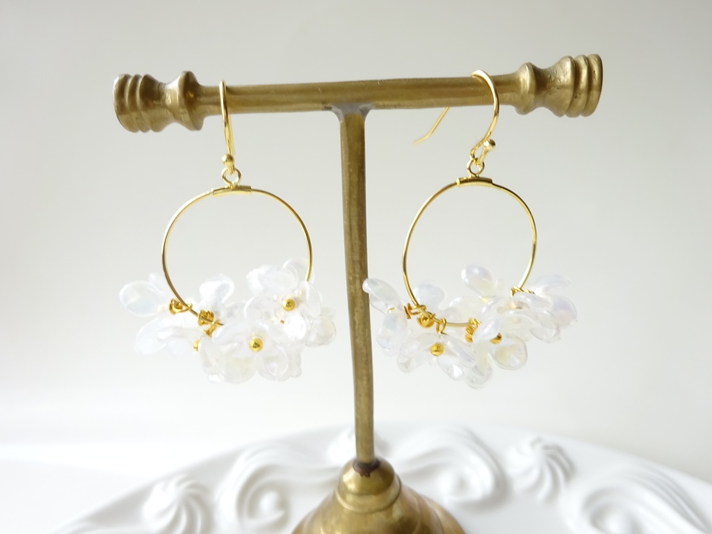 花ゆらピアス・オーロラミルキーホワイト 紫陽花(イヤリングOK)