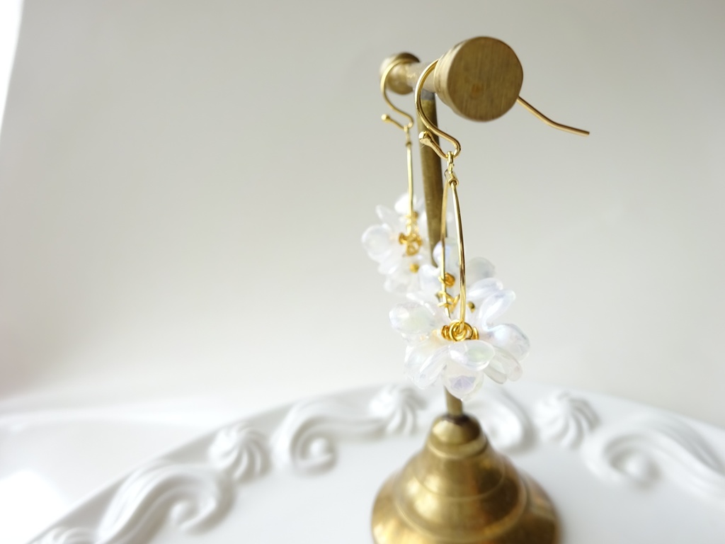 花ゆらピアス・オーロラミルキーホワイト 紫陽花(イヤリングOK)