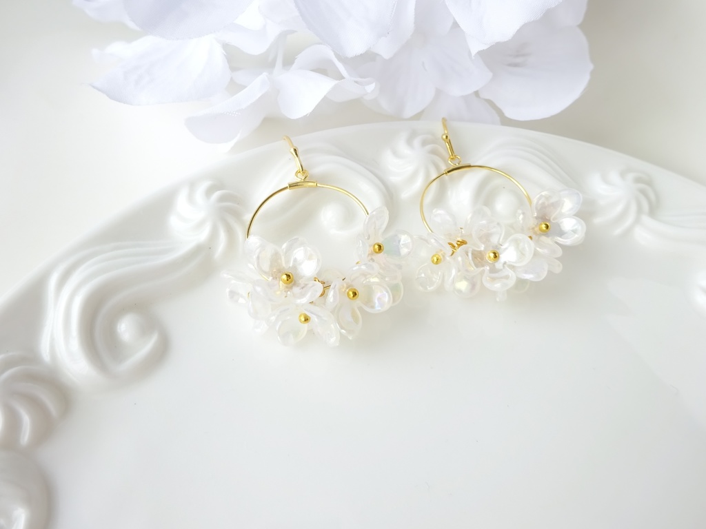花ゆらピアス・オーロラミルキーホワイト 紫陽花(イヤリングOK)