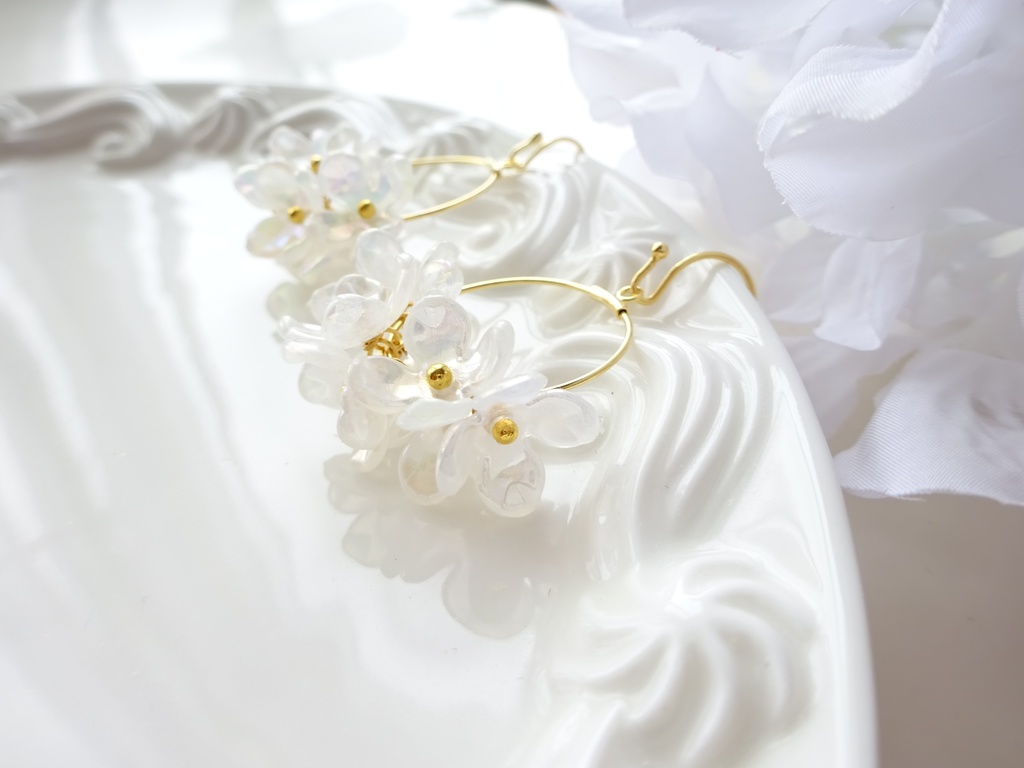 花ゆらピアス・オーロラミルキーホワイト 紫陽花(イヤリングOK)