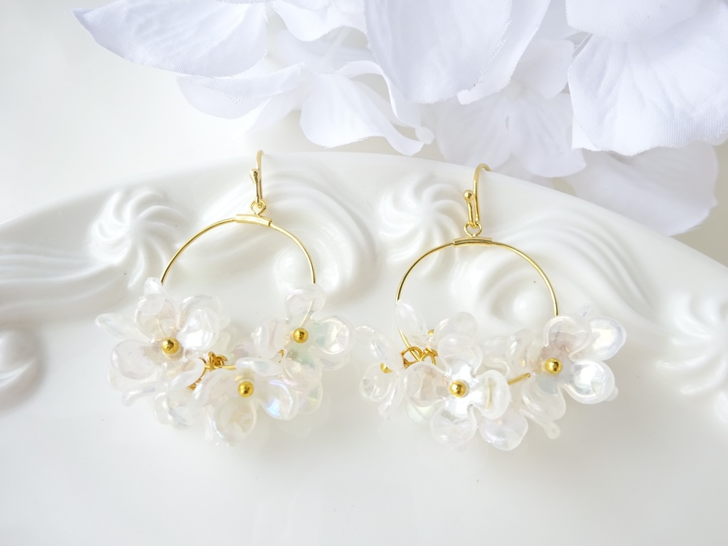 花ゆらピアス・オーロラミルキーホワイト 紫陽花(イヤリングOK)