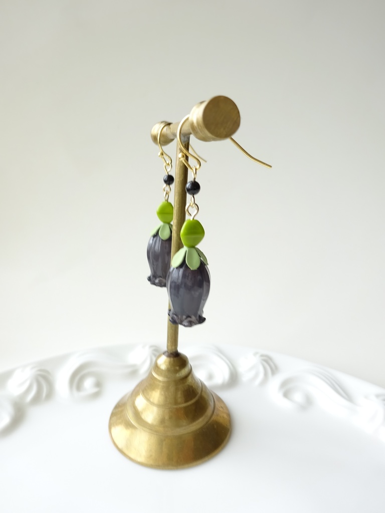 スノードロップのピアス・黒(イヤリングOK)