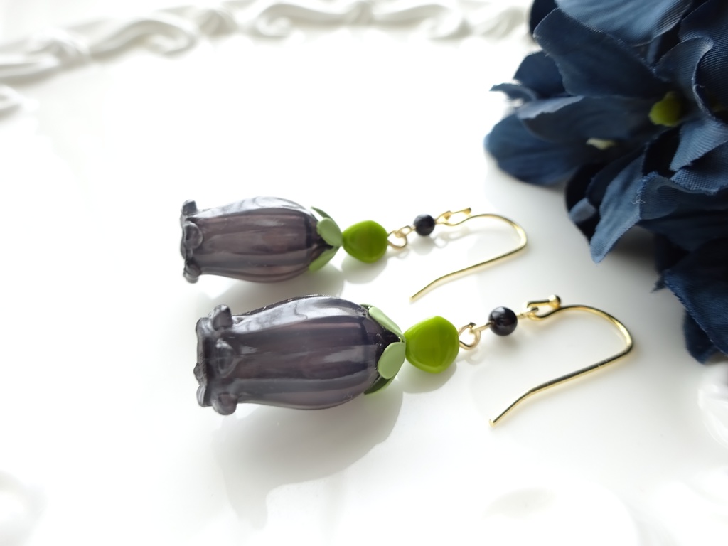 スノードロップのピアス・黒(イヤリングOK)