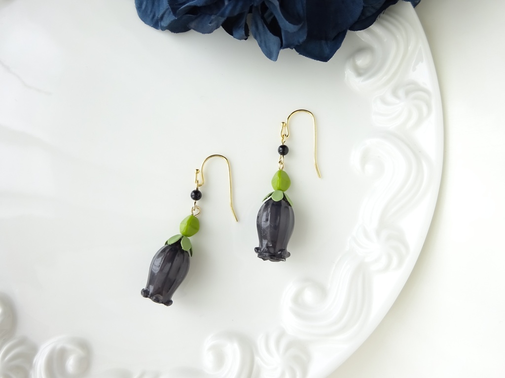 スノードロップのピアス・黒(イヤリングOK)