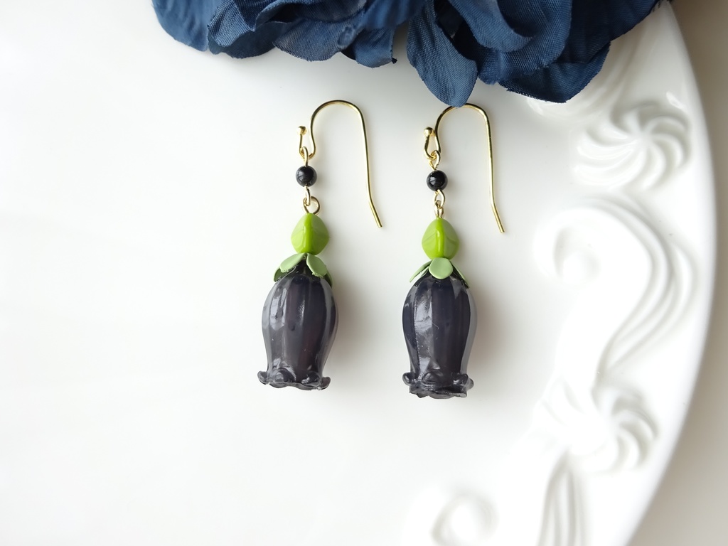 スノードロップのピアス・黒(イヤリングOK)