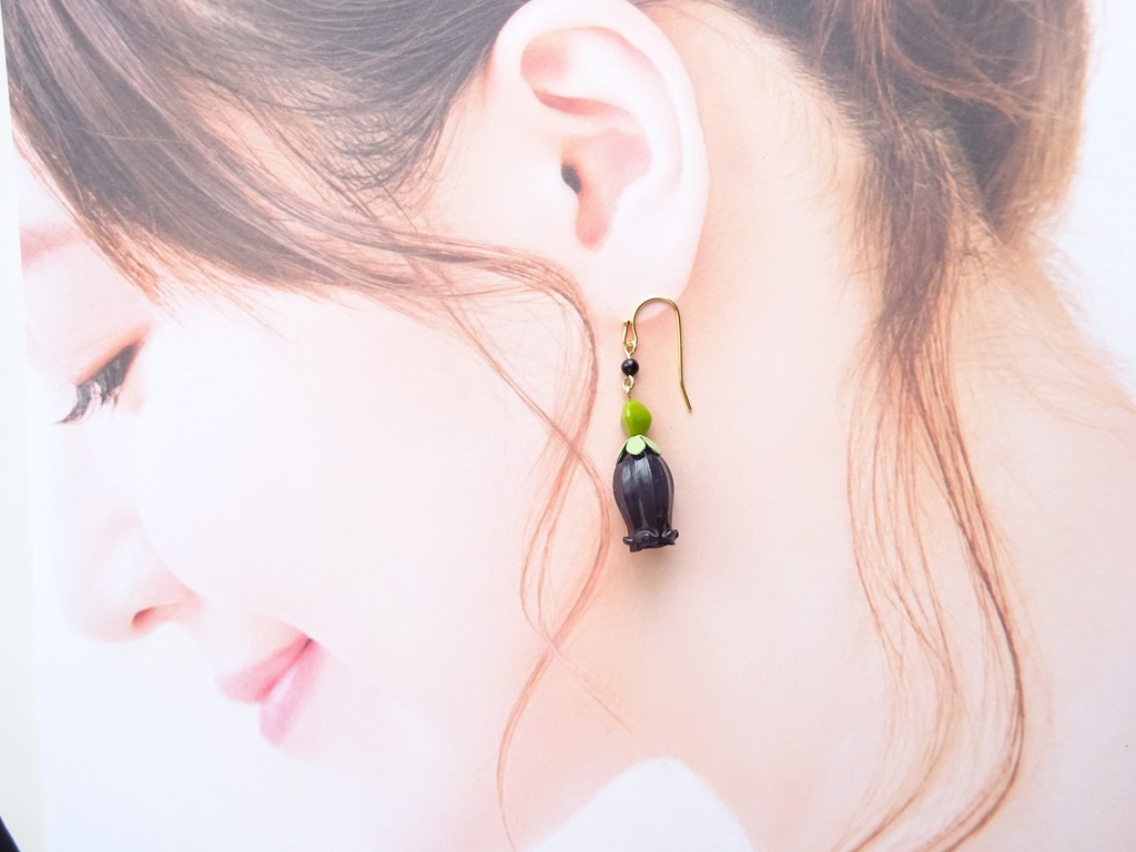 スノードロップのピアス・黒(イヤリングOK)