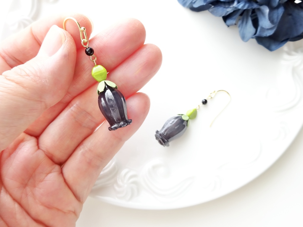 スノードロップのピアス・黒(イヤリングOK)