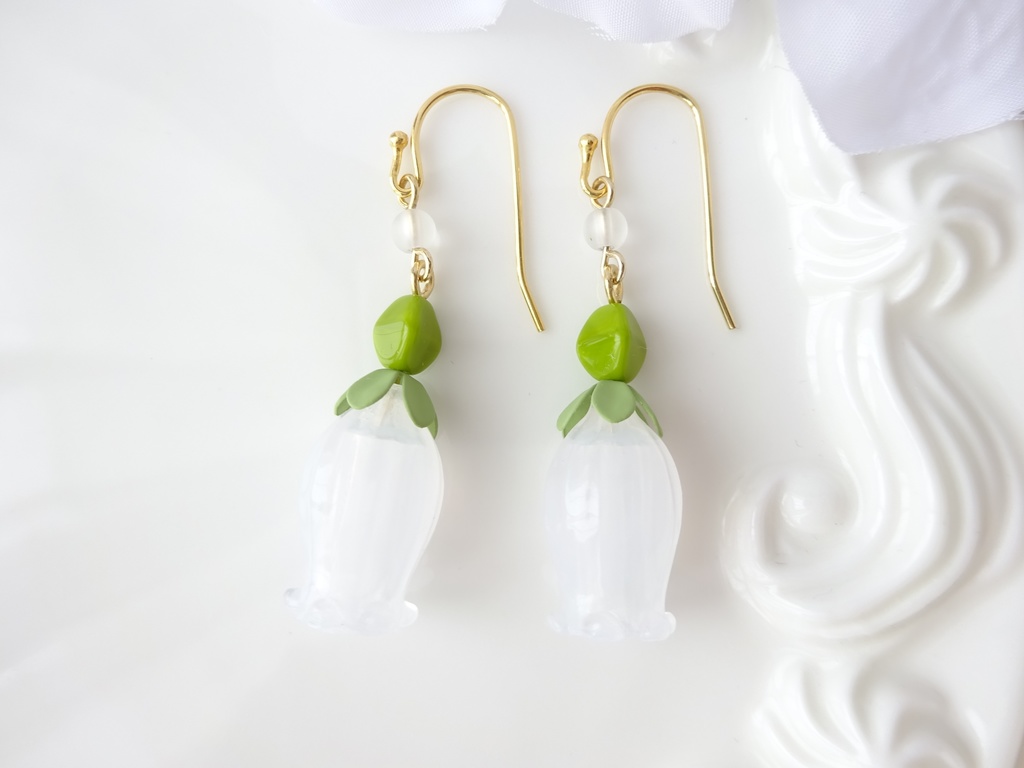 スノードロップのピアス・白(イヤリングOK)