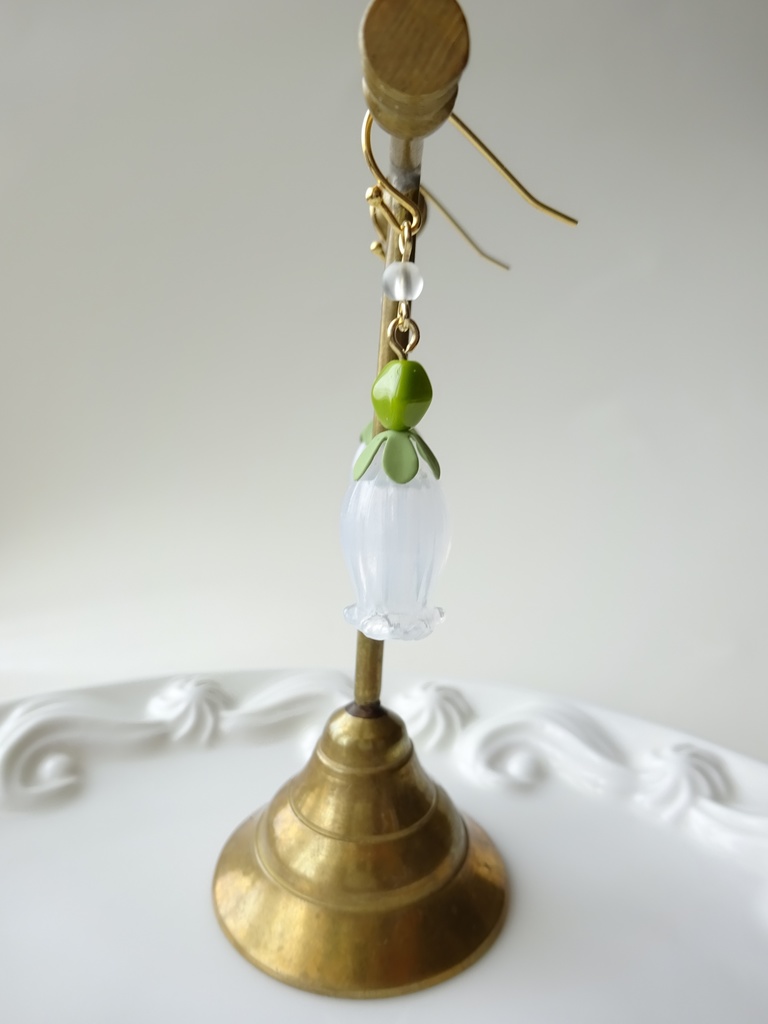 スノードロップのピアス・白(イヤリングOK)