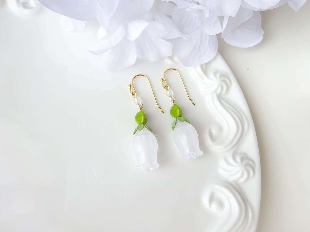 スノードロップのピアス・白(イヤリングOK)