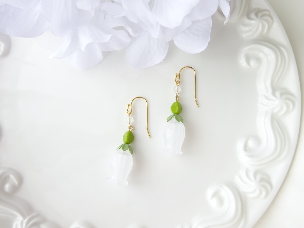 スノードロップのピアス・白(イヤリングOK)